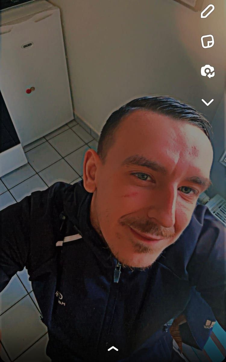 Loui - Gay club à Denezy Profil de Loui, 28 ans, Gay club à Denezy (Vaud)