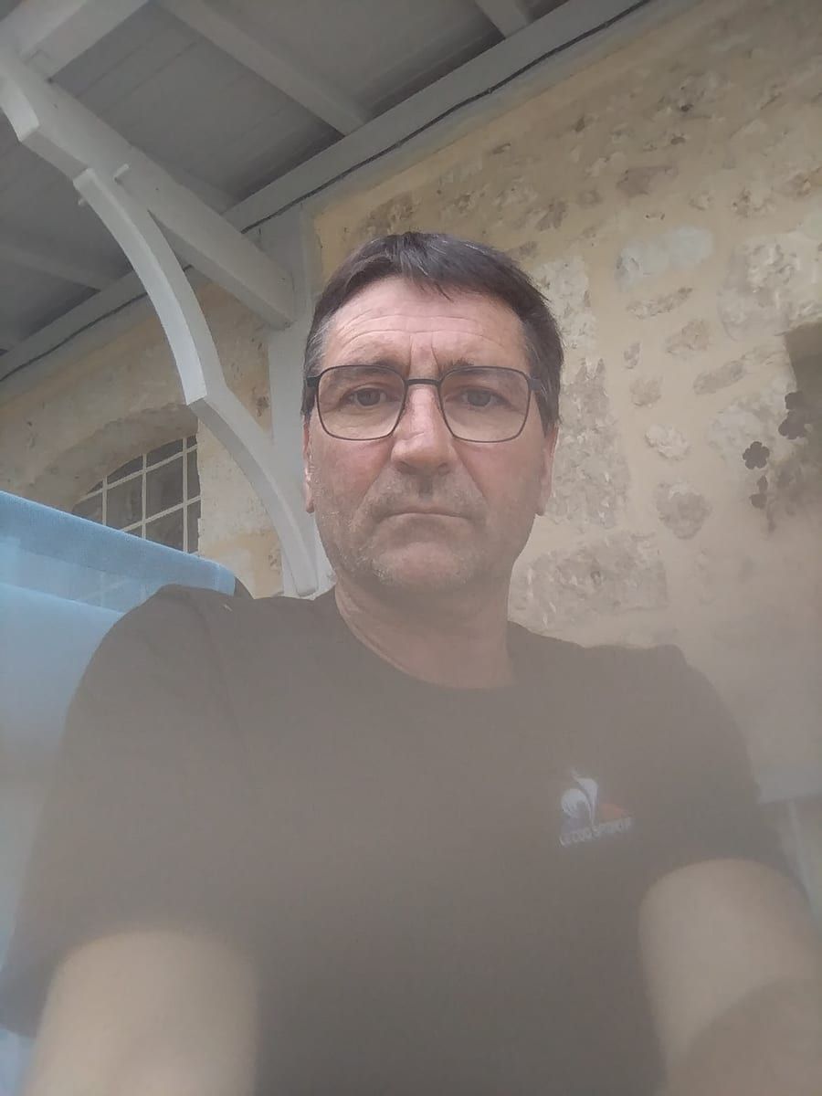 Profil de Hellmut, 30 ans, Gay club à Eclépens (Vaud)